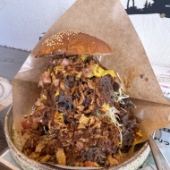 溢れる旨味、エゾ鹿肉のプレミアムバーガーを堪能する〜余市　EBIJIN（エビジン）〜