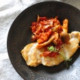 ソースをたっぷりのせて召し上がれ！【チキンステーキ　キノコのトマトソース】の作り方と2日分の晩ごはん（肉まみれ）