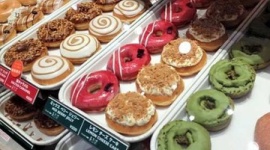 【悲報】行列商法で話題のクリスピークリームドーナツ、速攻で飽きられて閉店相次ぐ