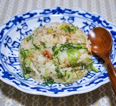 蟹チャーハンのある「食卓風景」