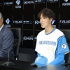 【日本ハム】新庄監督、支配下昇格の福島蓮にサプライズプレゼント…スーツとサングラスにジェル