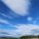 よく晴れて燕帰りし空広く