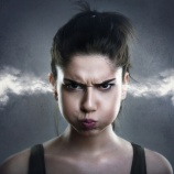 『【画像】女さん「女性様にAEDを使うときは"コレ"を使いなさい😡！！！」 → もう面倒くさいから助けねーよ・・・』の画像