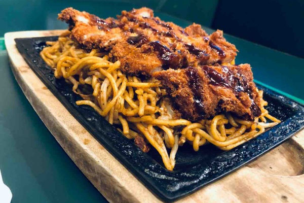 道南のB級グルメと言えばラッキーピエロですよね… 七飯町峠下に店舗の