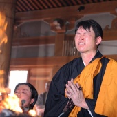 今年の高飛びを誓う！新井監督の護摩行