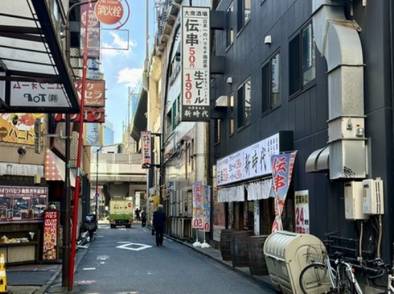 東京都千代田区神田佐久間町2丁目 居酒屋 新時代 秋葉原本店 パンチレモンサワー1ℓメガジョッキ858円 お好み焼かないサラダ308円 唐揚げ(塩スパイス)638円 どる焼き428円 プリンセス焼き638円
