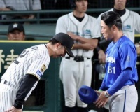 藤川球児監督に「進退を問う声」　CS惨敗でリーグ連覇の監督に何が