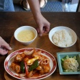 お昼に【杏仁荘】で昔ながらの赤い酢豚定食と【珈琲いわくま】でレモンケーキ。