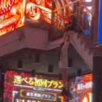【動画】とある女性、ビルから飛び降りようとして宙ぶらりんに→まさかの展開に発展して拍手喝采ｗｗｗｗｗ