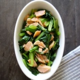 『レンジで★鮭と小松菜のめんつゆ和え【レシピ2395】#お弁当 #お弁当おかず #簡単レシピ #時短料理 #レンチン #電子レンジ料理 #レシピ #おかず #節約レシピ #いんげん #鮭 #めんつゆ #小松菜』の画像