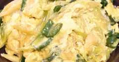 しっかり煮て♪白ねぎとピーマンの玉子丼