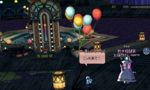 ハンマーゲームで遊びたがっている楽しげな子ども