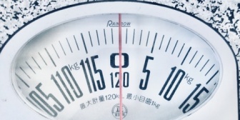 【恋愛トラブル】会う度に、体型について人前で笑われる、もう１年経った。