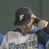 日ハム中田、フライを追いかけてセカンドの渡邉と衝突　後頭部を打ち途中交代…