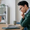 【悲報】 総務省で働く33歳男性「年収1400万円、残業時間200時間です」