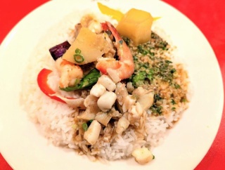 タイカレー「サングリア」（東京駅）でエビ・イカ・ホタテ＆野菜の「シーフード」（※旨辛折衷）