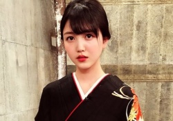 首筋が綺麗ｗ 久保史緒里、色白の肌にこの色の着物は映えるな。。。