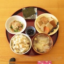 煮物、小松菜のおかか和え、焼海苔、塩昆布、黒豆