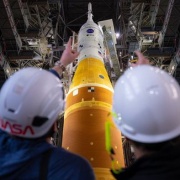 【画像】NASA「有人月周回飛行へ向けた巨大ロケットです」パシャッ　→　うっかり『銀魂』好きの日本人に見つかった結果、とんでもないことになってしまうｗｗｗｗ