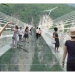 世界最長のガラス橋が開通から2週間たたずに閉鎖ｗｗｗｗ