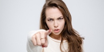 ヒステリックな妻の理解しがたい点は、夫に対して愛情を強く求めることだ。