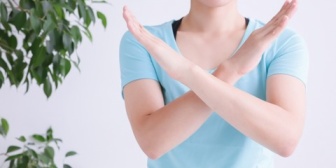 取引先の男性から会社宛に「ご飯に行きましょう」と誘われるようになった。なるべく気を悪くさせないように断っていたが…