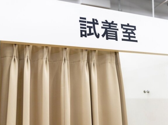 女性X民「zaraの試着室で男児にカーテン開けられた！その後違う男児に開けられた！ありえない、本当に気持ち悪い」