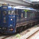 広島駅でJR九州の観光列車 「かわせみ やませみ」 熊本行きの団体専用列車を撮る （2025年9月）