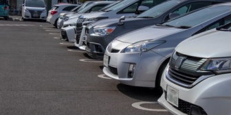 コンビニの駐車場、車内で弁当食べてたら両サイドに次から次へと車が出入り…こっちは食事中なんだからドアは静かに閉めろ！
