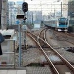 撮り鉄A「GWに電車撮ってきました（写真ﾊﾘｰ）」撮り鉄Ｂ「こいつトリミングしてるンゴォオオオ」