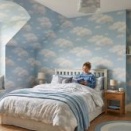 "The bedroom is lined with cloud wallpaper"の文の"be lined with"はどのようなシチュエーションで使われるフレーズですか？