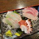 鮮度抜群の飛田給の大人気店「魚亥子(うおいね)」にいって"朝〆平目、活〆カンパチ、北海柳だこの刺し盛り定食"を食べてみた
