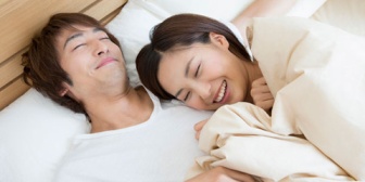 男性って何であんなに暑がりなの？何も掛けないで寝る夫に、風邪引くからお腹にだけでもタオルケットかけてもすぐはいじゃう