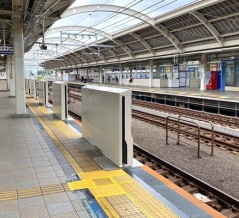 下りホームを先行して上りホームへ 小田急が経堂駅にホームドアの設置を開始