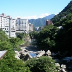 【ヤバい】鬼怒川の堤防に亀裂…川の水が噴き出す