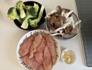 フライパンひとつ！1番簡単で1番美味しいかも【ささみとブロッコリーときのこのガーリックオイル蒸し】と晩ごはん、びっくりしすぎる妻と配慮するオット氏