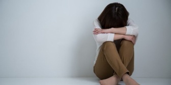 生理の重い嫁は前後の期間ずっとネガティブ。「ごめんね、あたしといてもイヤだよね」とか絡んでこないでほしい…