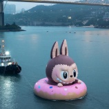 『ドラえもんやLABUBUの巨大バルーンがビクトリア湾に』の画像