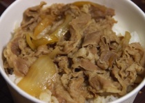 彡(ﾟ)(ﾟ)「牛丼食って帰るか…」