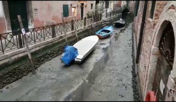 「水の都」ヴェネツィアから水が消える事態に、スーパーブルーブラッドムーンの影響 現在はもとに戻る