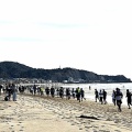 晴れ渡る 御宿海岸 走りゆく 波間にサーファー 春彼岸