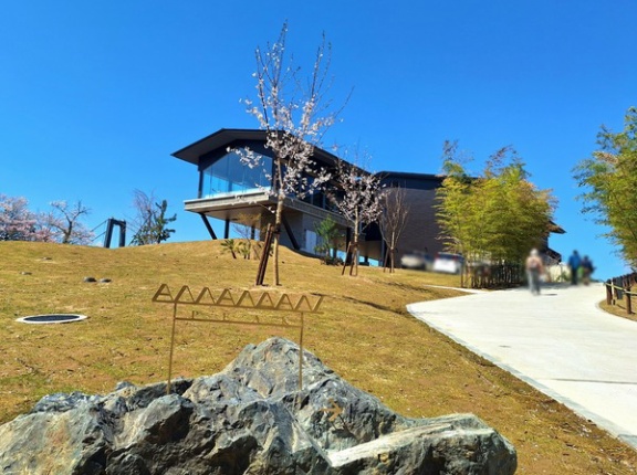 富山市呉羽町に『AMANDAN PEAK（アマンダンピーク）』なる結婚式場・レストランがオープンしてる。すぐそこ『呉羽丘陵フットパス連絡橋』は通年開放に！