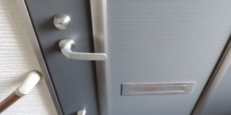 【修羅場】郵便受けが小さく、音を立てて開いた。郵便物は入ってこず、しばらく開けっ放し…これって覗き？スッピン女を見て楽しい？