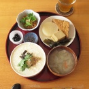 煮物、納豆、黒豆、塩昆布、豆腐粥