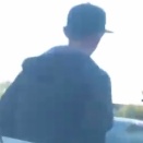 私はここにいますよ。車内に人がいるのに車上荒らしにあう不運な人。海外の反応