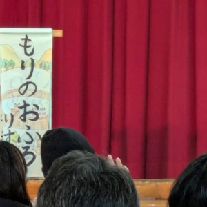 息子 幼稚園の発表会で頑張る