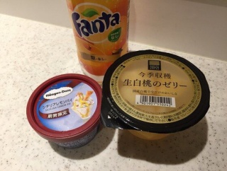 海外「日本旅行の夜にホテルで食べるコンビニ菓子はなんであんなに美味いんだ？」日本旅行での夜食に対する海外の反応