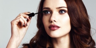 化粧しない理由をたまに子供が居るからって言う人いるけど、そんなに顔触らせたり舐めたりするもん？