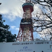 雪まつりの雪像と札幌市時計台