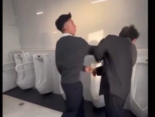 【炎上】高校トイレでの暴行動画がSNSで拡散　栃木県教委「警察が捜査中」と明かす（動画あり）